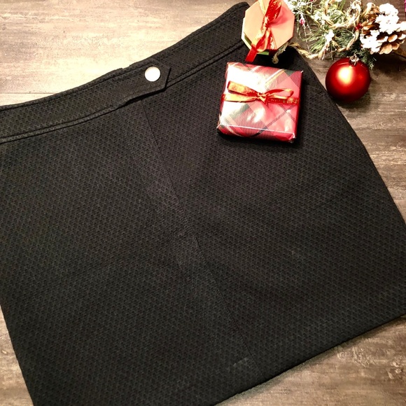 Banana Republic Dresses & Skirts - Banana Republic Short Black Textured Skirt Size 10